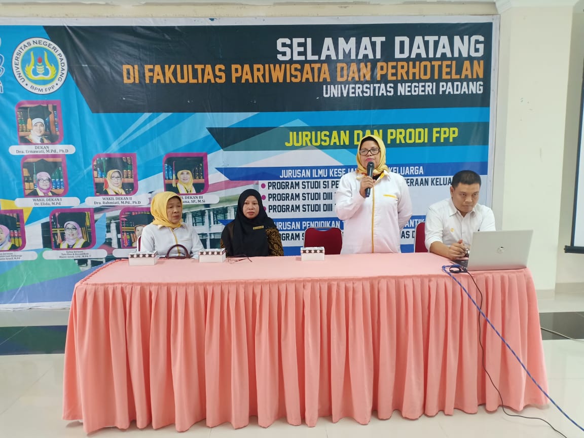 You are currently viewing Pelatihan Tata Busana dan Tata Boga Fakultas Pariwisata dan Perhotelan Serta MOU Dengan Asyiyah Duri Riau