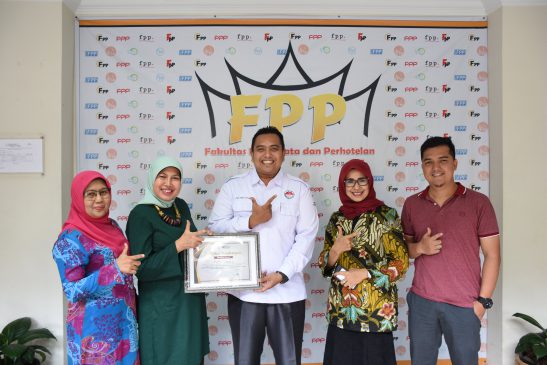 Read more about the article Ketua LSP Pariwisata Maestro Indonesia menyarahkan sertifikat penghargaan dari BNSP kepada FPP sebagai TUK bidang pariwisata dan perhotelan
