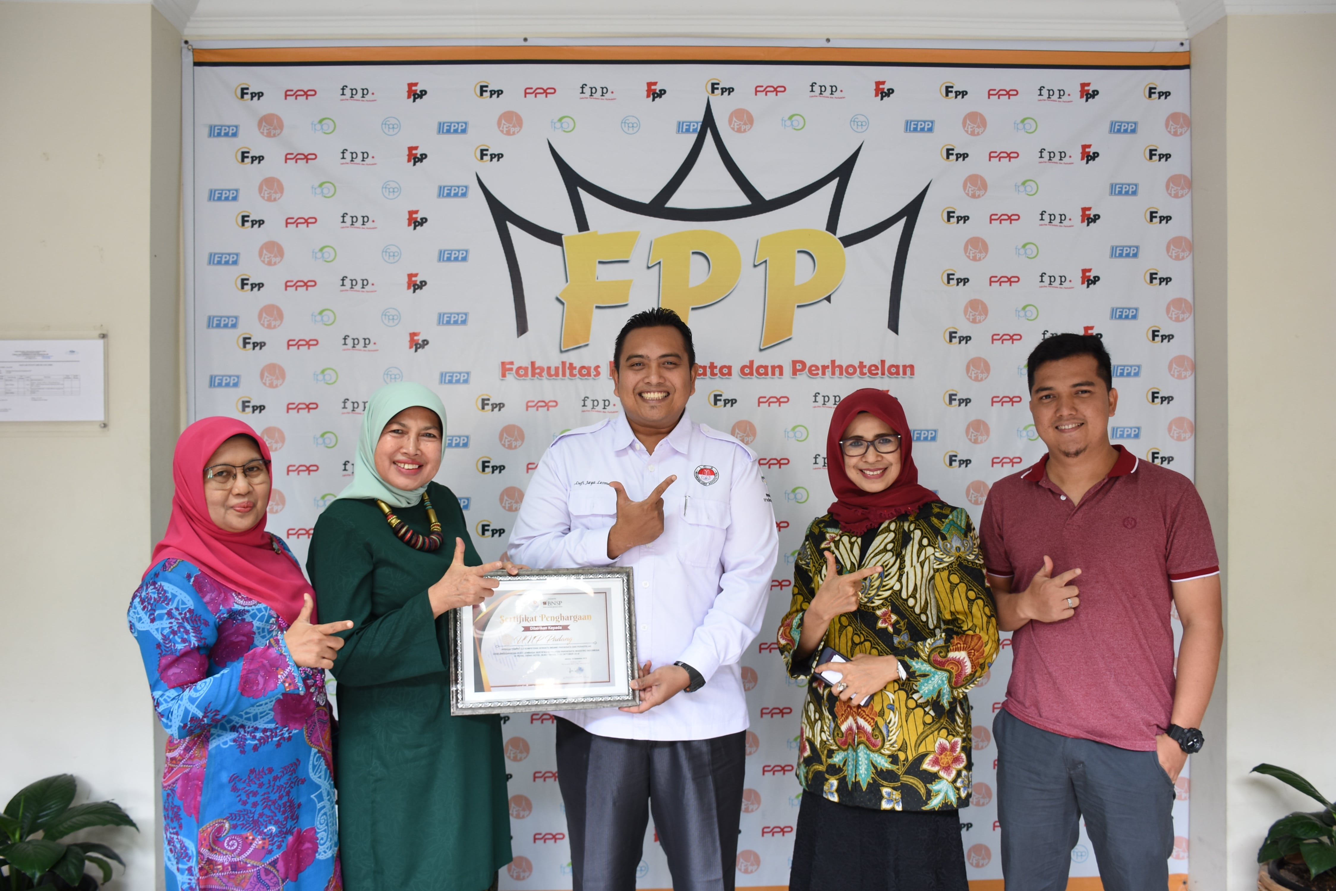 You are currently viewing Ketua LSP Pariwisata Maestro Indonesia menyarahkan sertifikat penghargaan dari BNSP kepada FPP sebagai TUK bidang pariwisata dan perhotelan