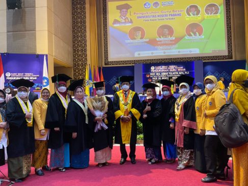 Read more about the article Selamat n sukses atas Pengukuhan Guru Besar Ibuk Prof. Asmar Yulastri, M.Pd, P.hD.