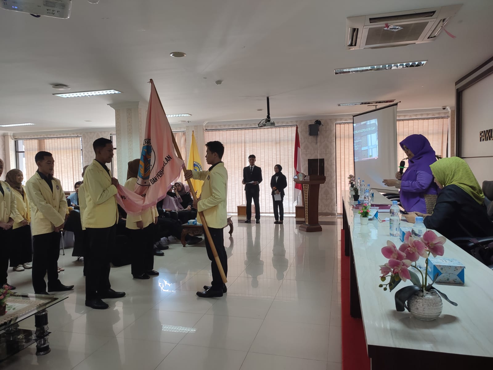 Read more about the article Pelantikan Pengurus Himpunan Mahasiswa Departemen Pariwisata dan Tata Rias Kecantikan Periode 2023 – 2024